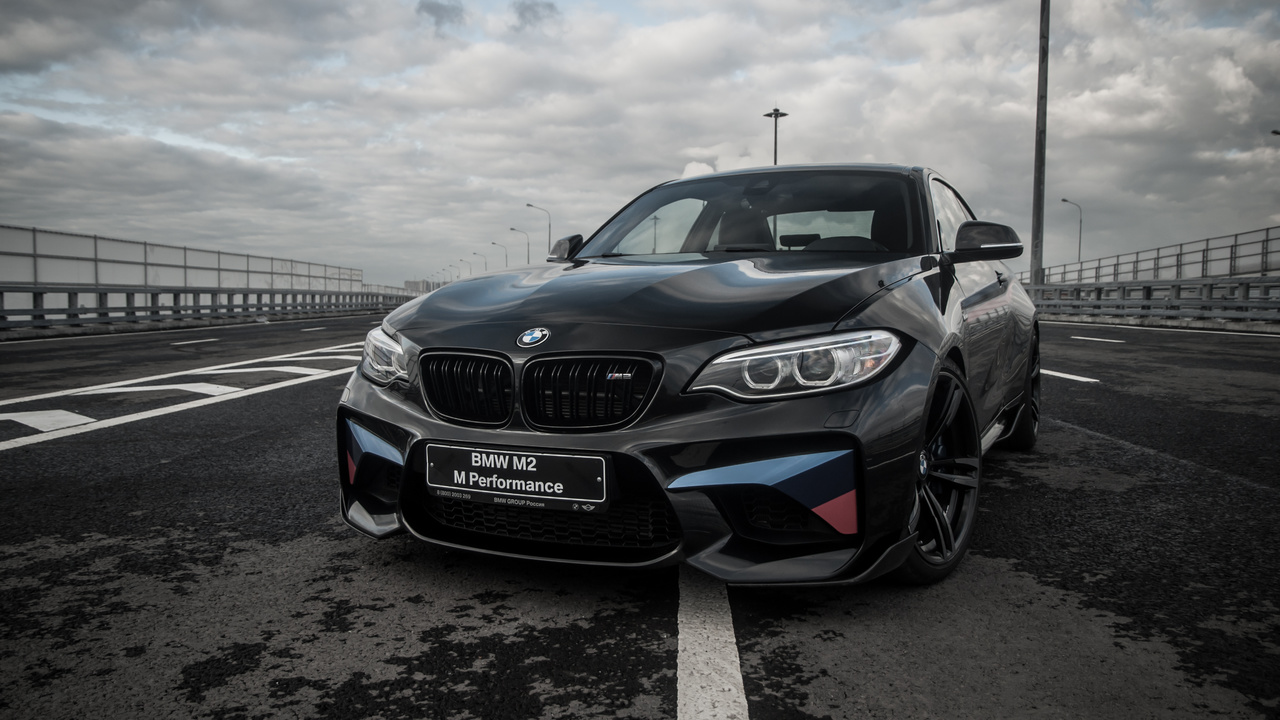 BMW m2 и девушка